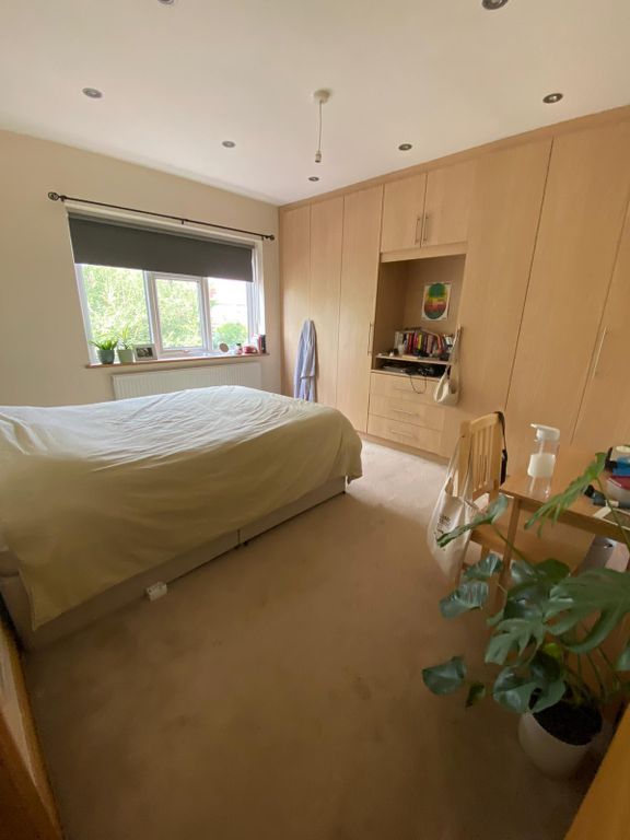 Property photo 2 of 12 Room 3- £785 Available 01/08/2026