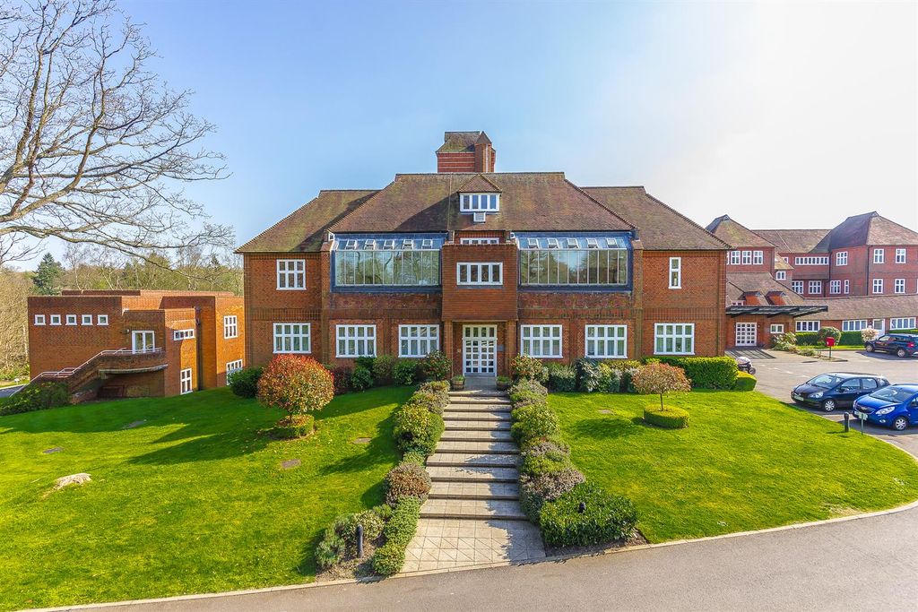 Property photo 1 of 22 Elizabethdrive-Banstead-112.Jpg