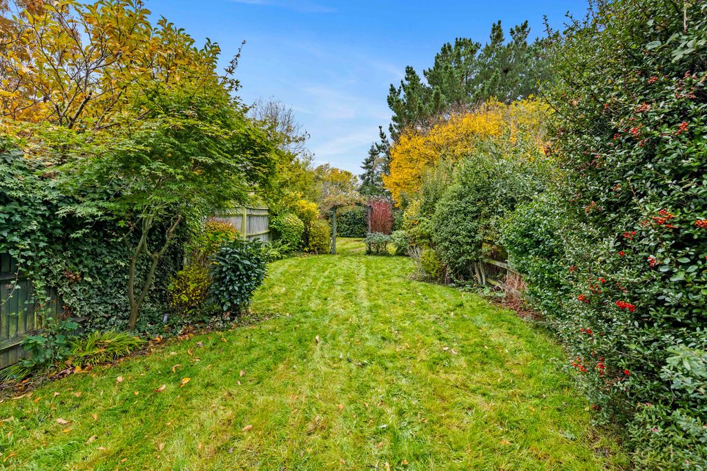 Property photo 2 of 19 Garden 01