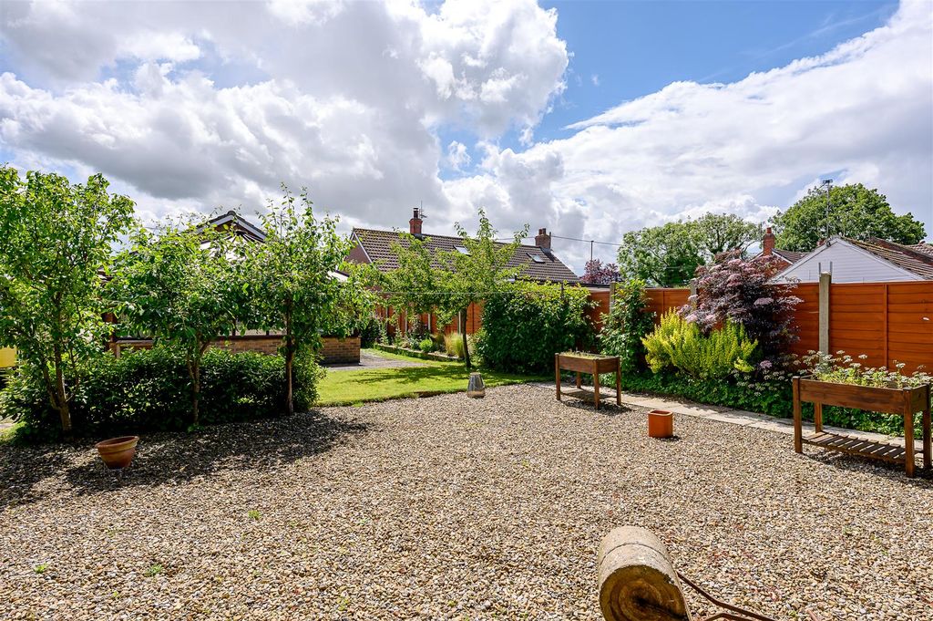 Property photo 2 of 16 Garden