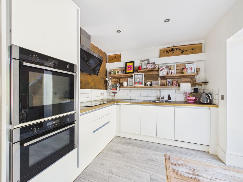 Property photo 3 of 26 Kitchen