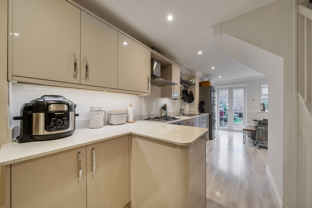 Property photo 3 of 19 1385253-16-692839...