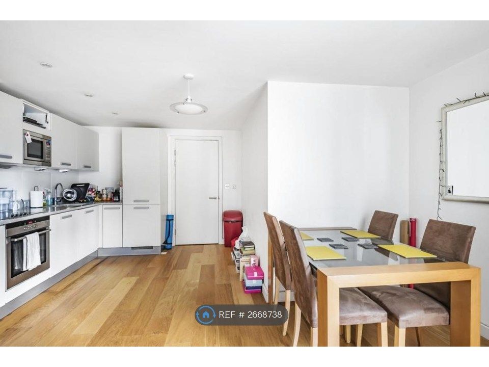 Property photo 3 of 11 Living Room / Kitchen