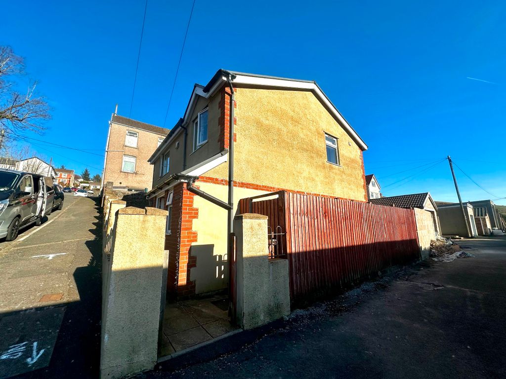 Property photo 3 of 33