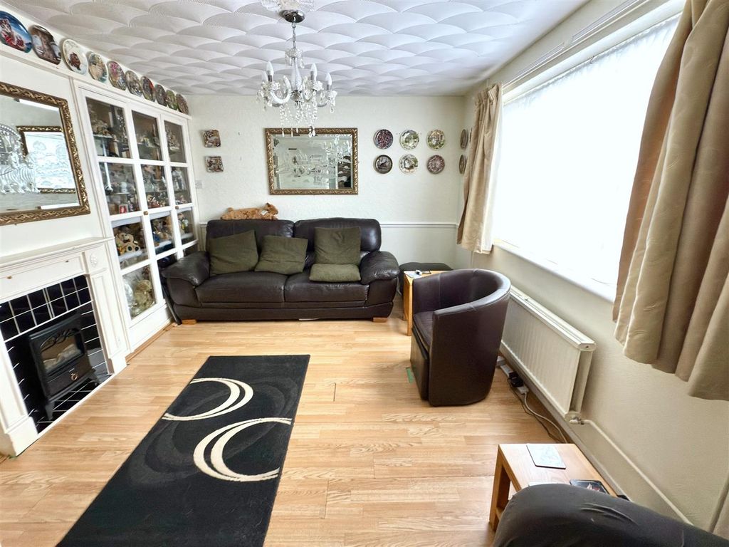 Property photo 3 of 18 Lounge.Jpg