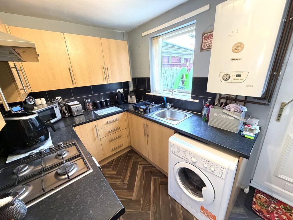 Property photo 3 of 11 Kitchen