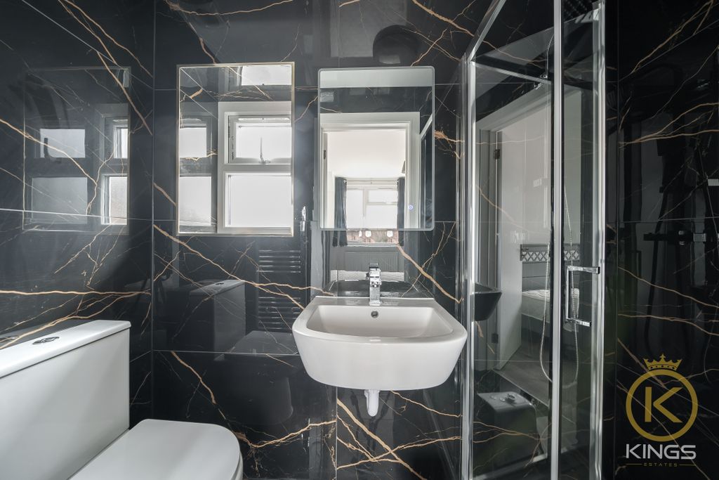 Property photo 3 of 6 En-Suite 2