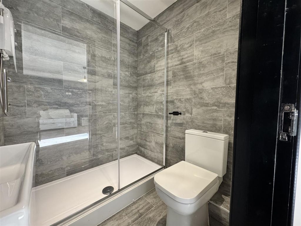 Property photo 3 of 11 Bathroom
