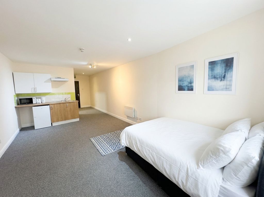 Property photo 2 of 4 Bright Spacious Studio With Modern Kitchenette...