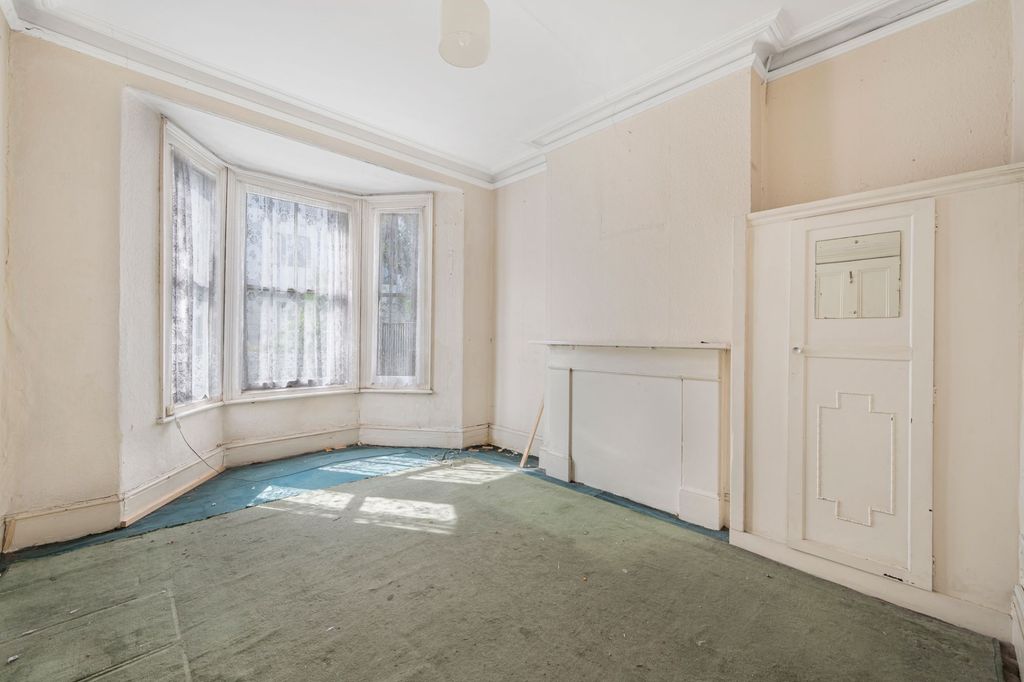 Property photo 3 of 12 13 Fishers Lane, Chiswick, London, W4 1Rx