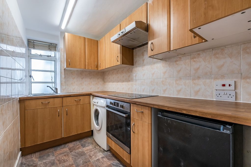 Property photo 3 of 11 Kitchen