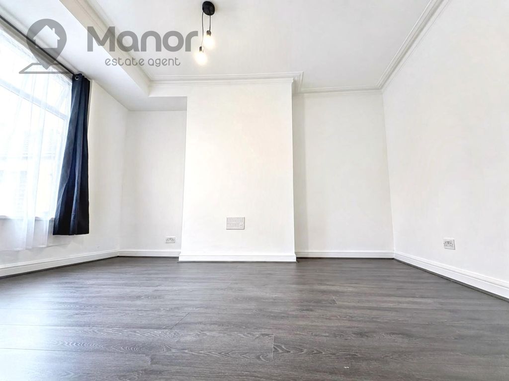 Property photo 3 of 11 Living Room