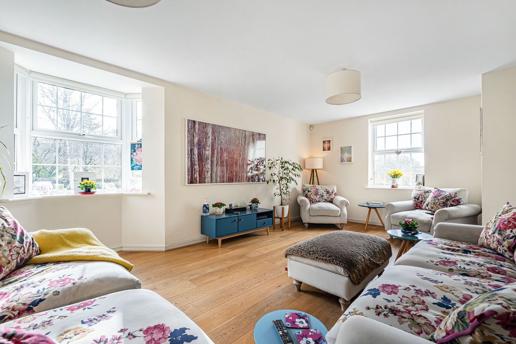 Property photo 3 of 22 Living Room (2)