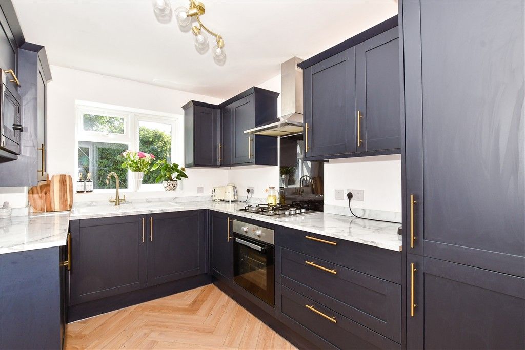 Property photo 3 of 12 Kitchen