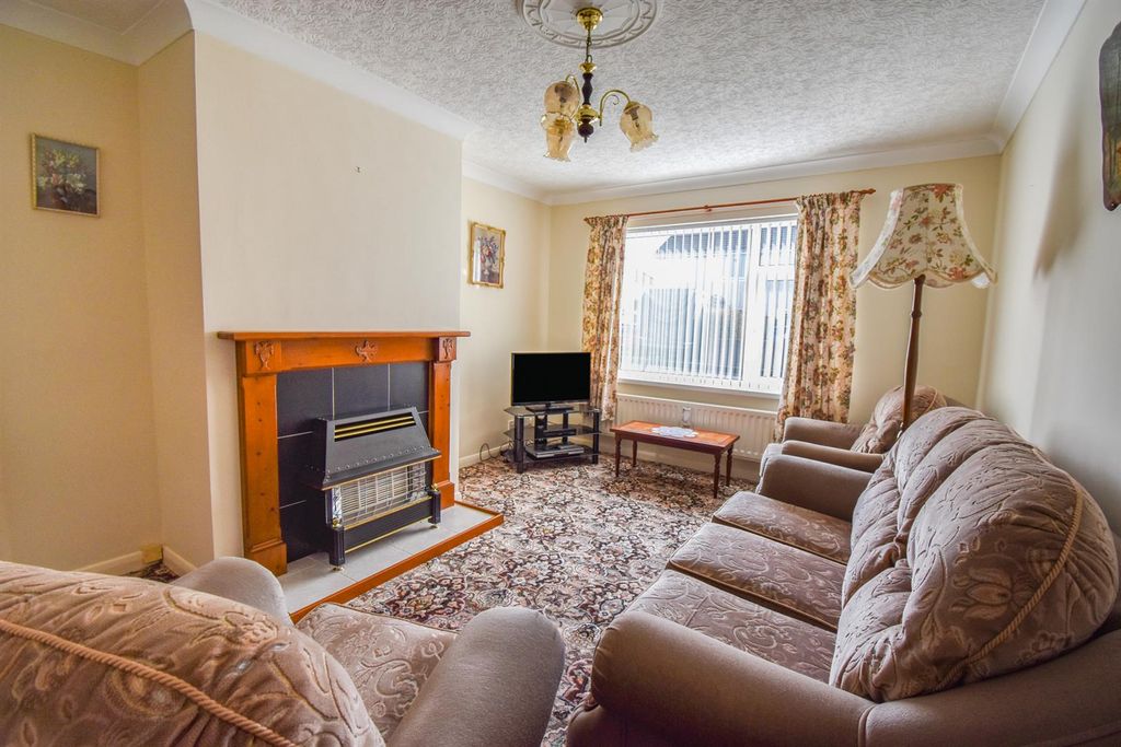 Property photo 2 of 12 Lounge