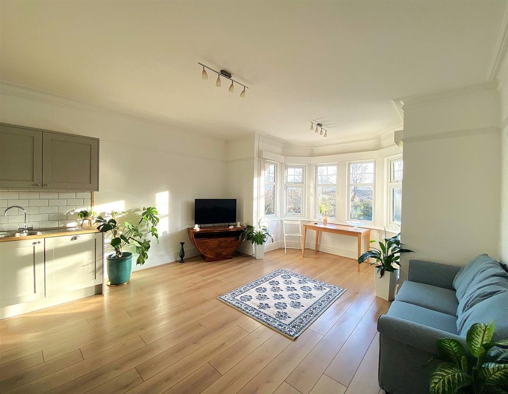 Property photo 3 of 16 69 De La Warr Rd - Lounge1.Jpg