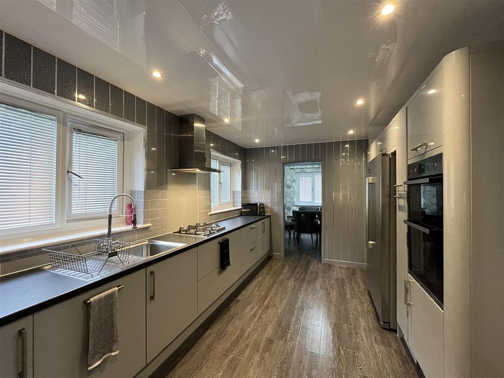 Property photo 2 of 32 Kitchen/Diner