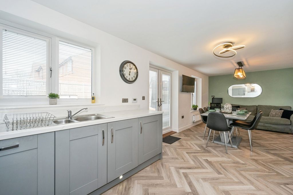 Property photo 3 of 16 Kitchen/Diner/Family