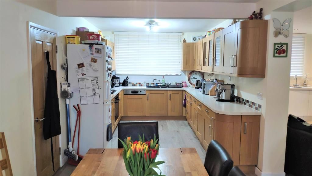 Property photo 3 of 17 Kitchen