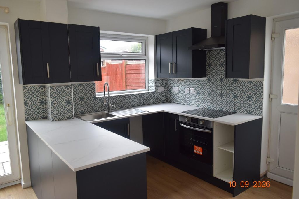 Property photo 2 of 25 Kitchen