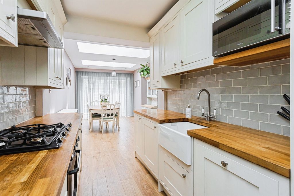 Property photo 3 of 11 Kitchen