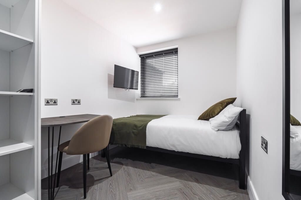 Property photo 2 of 14 A Modern, Well-Maintained Single Bedroom Featuring...