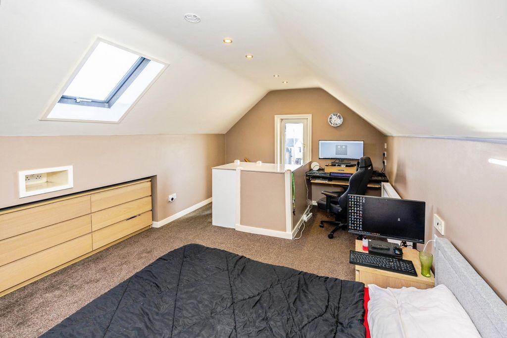 Property photo 3 of 18 Loft