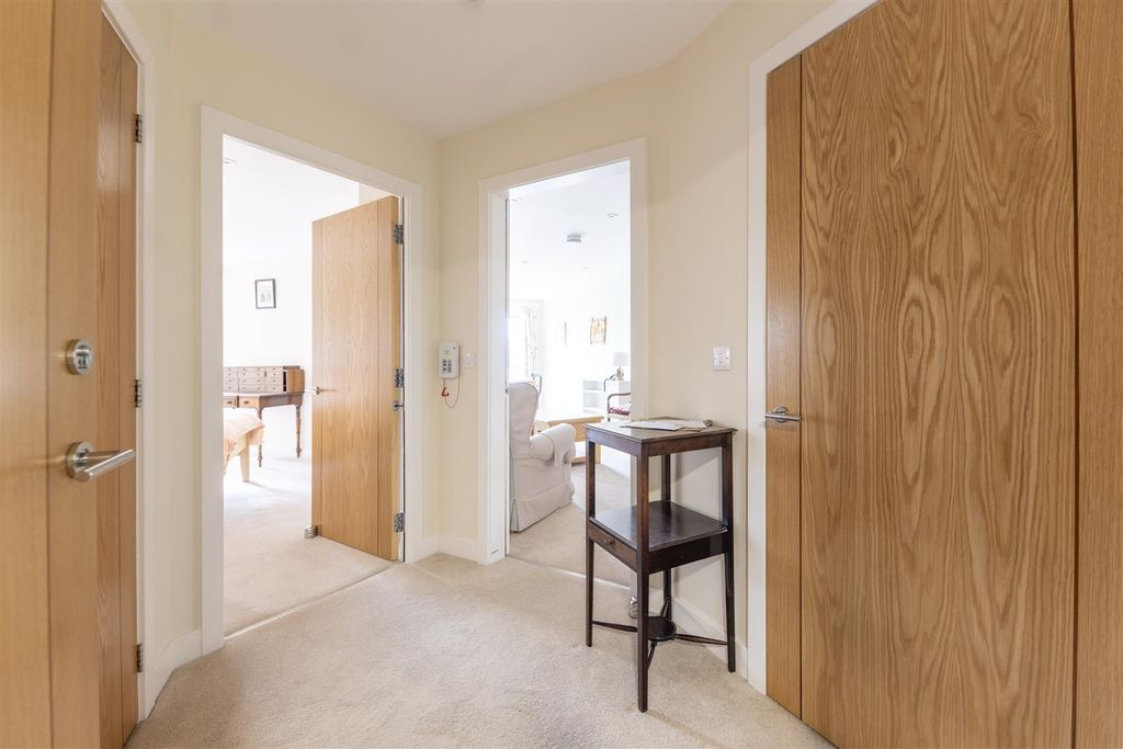 Property photo 3 of 13 Oakwood Court0016.Jpg