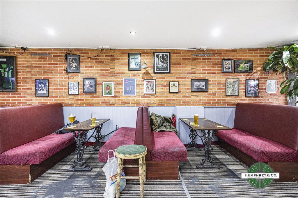 Property photo 3 of 12 30   St James's Street -009.Jpg