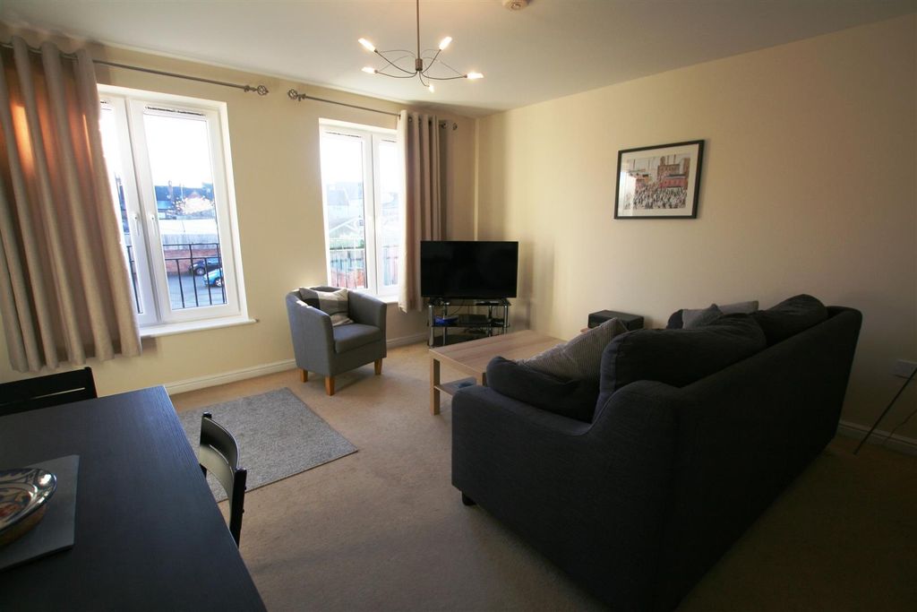 Property photo 2 of 7 Sansomeplace,37Loungediner.Jpg