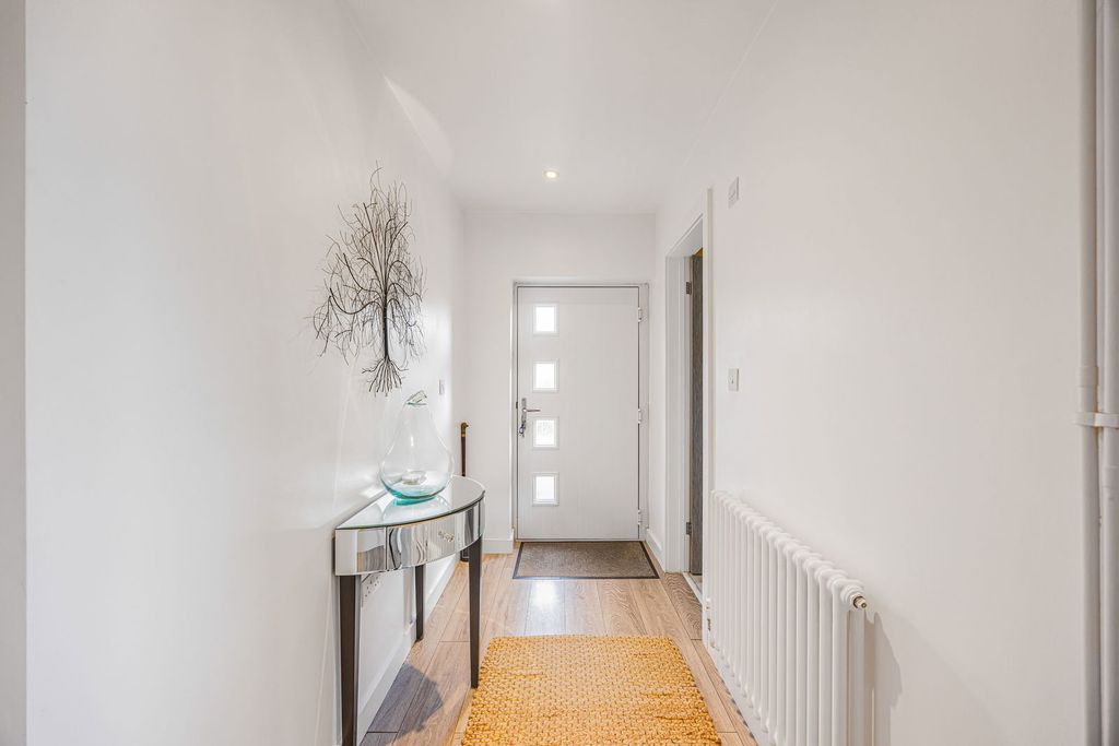 Property photo 3 of 28