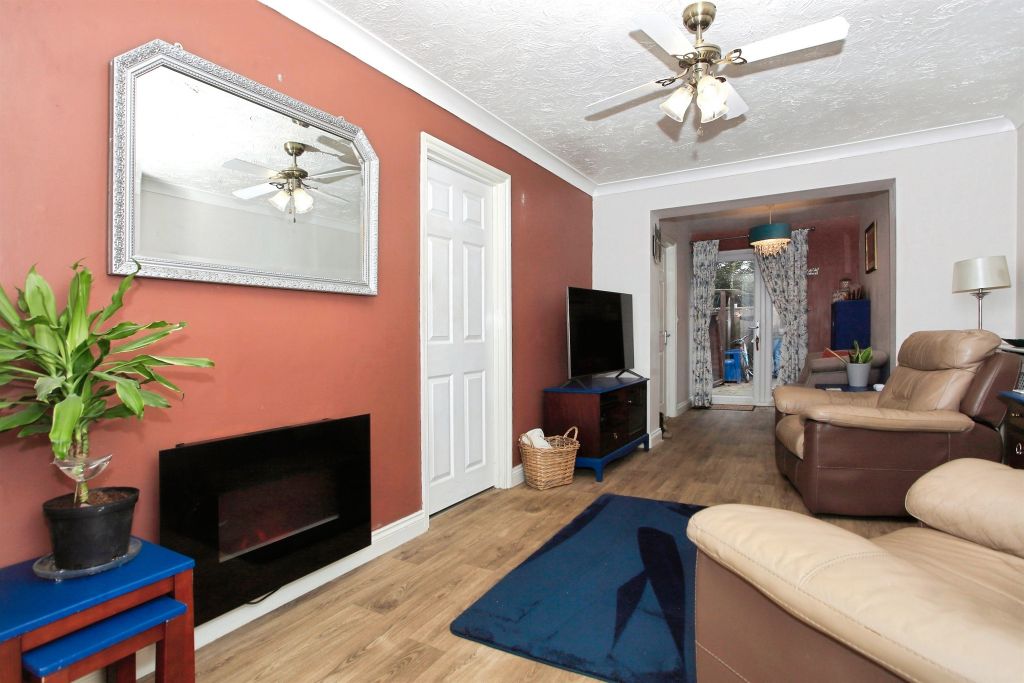 Property photo 3 of 19 Lounge