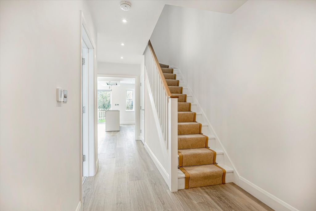 Property photo 2 of 18 Image