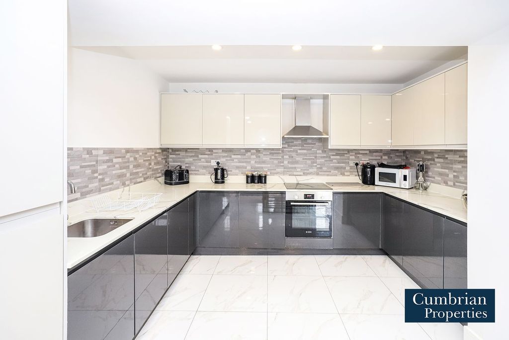 Property photo 2 of 19 Kitchen