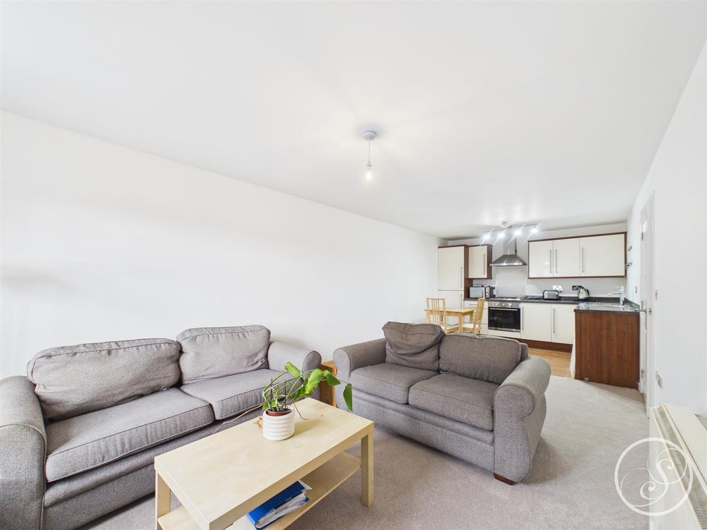 Property photo 3 of 11 Lounge