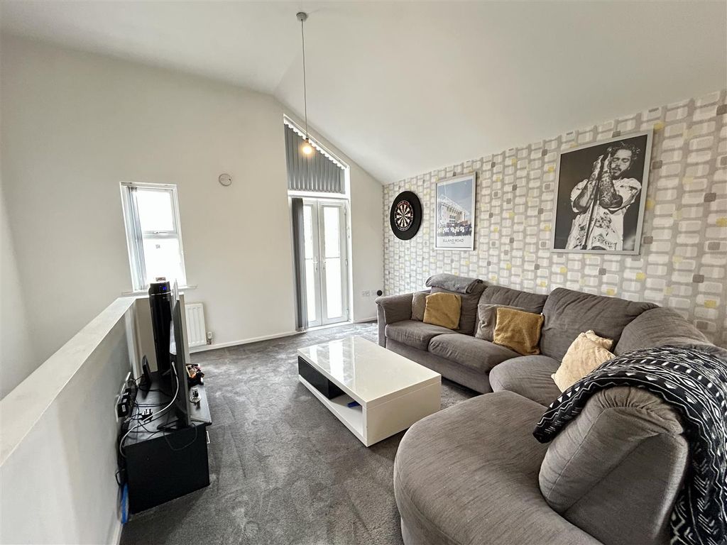 Property photo 2 of 13 Lounge