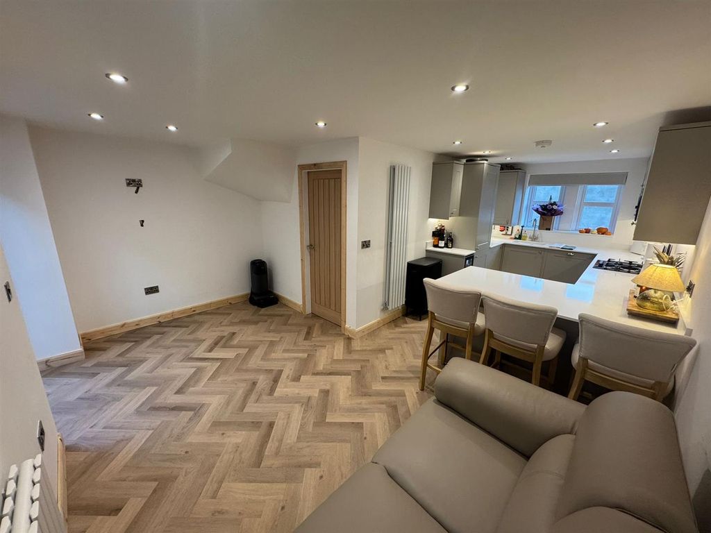 Property photo 3 of 30 Lounge