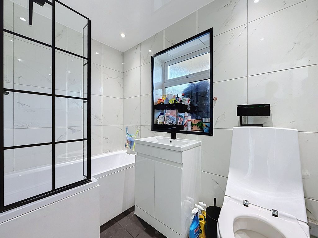 Property photo 2 of 16 Bathroom
