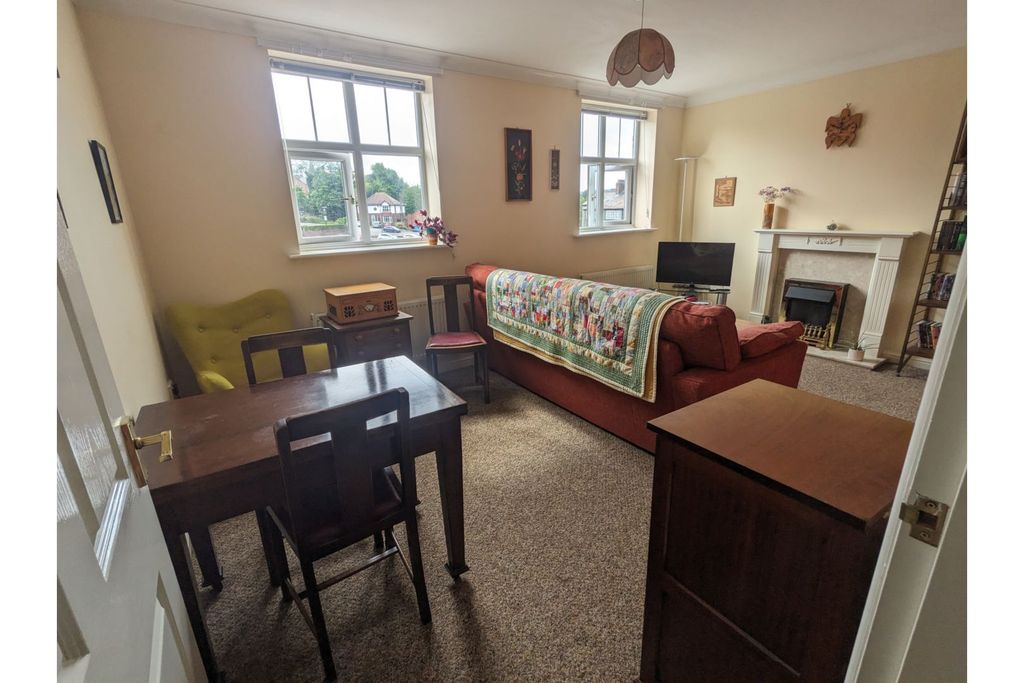 Property photo 2 of 9 Living / Dining Room