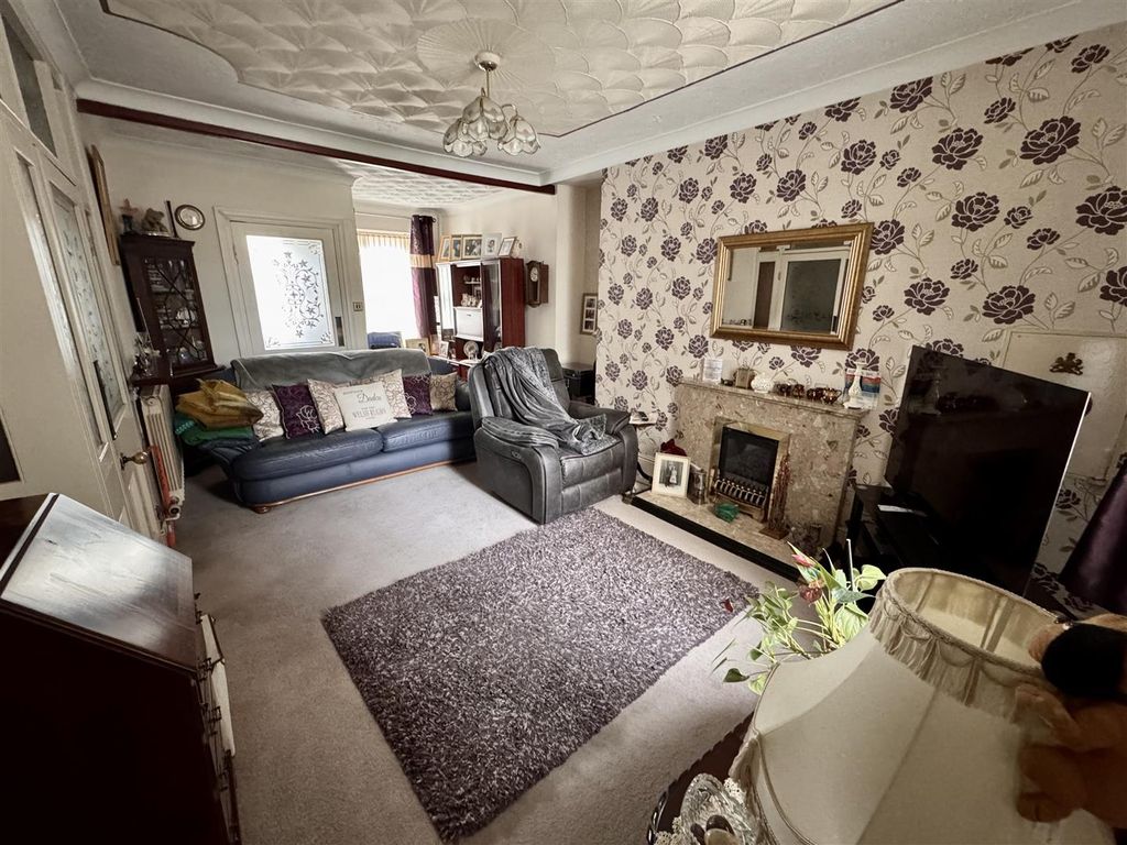 Property photo 2 of 18 Lounge