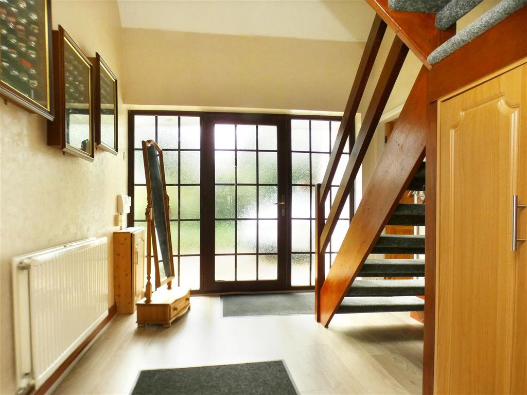 Property photo 3 of 30 Entrance Hall