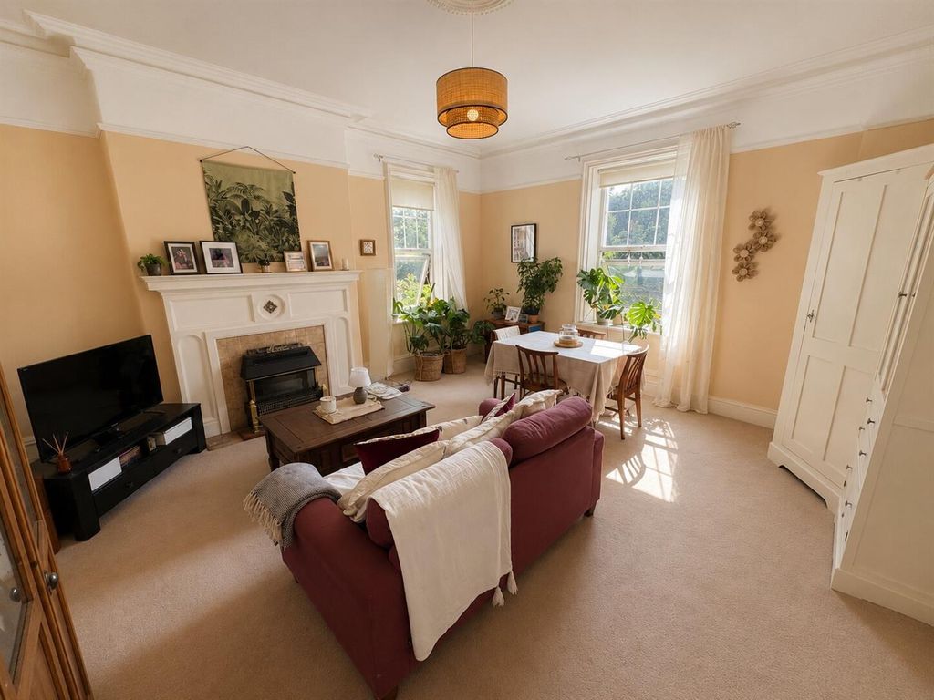 Property photo 2 of 9 Lounge