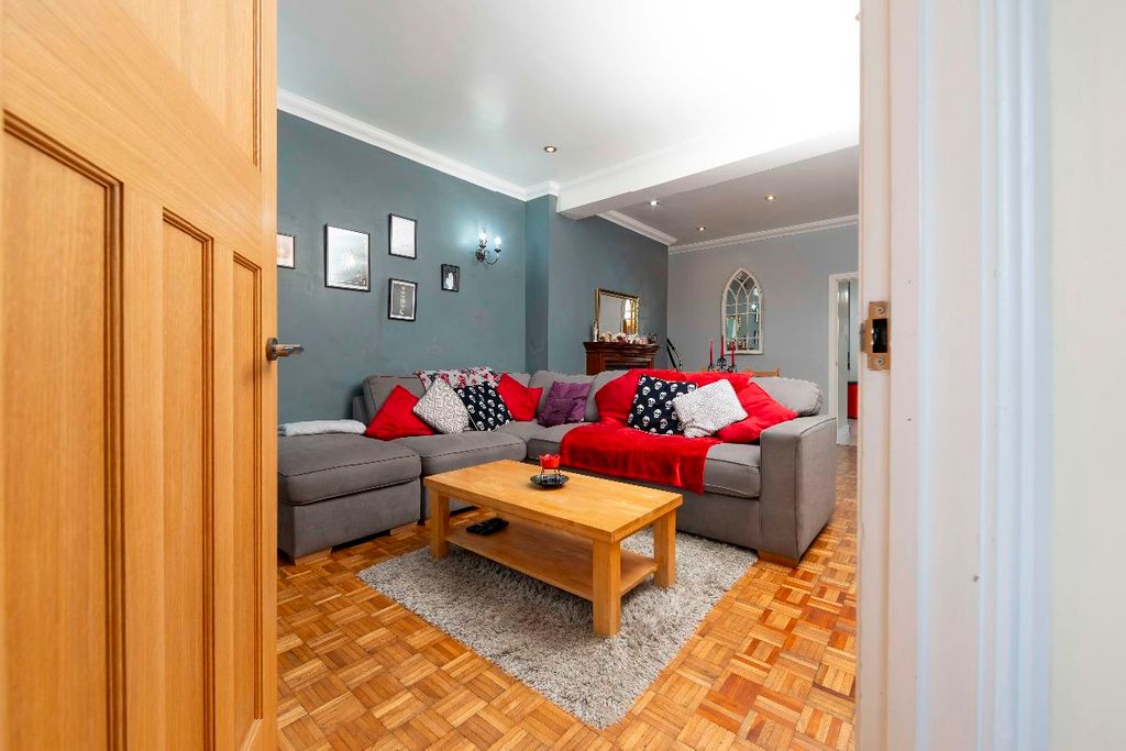 Property photo 3 of 34