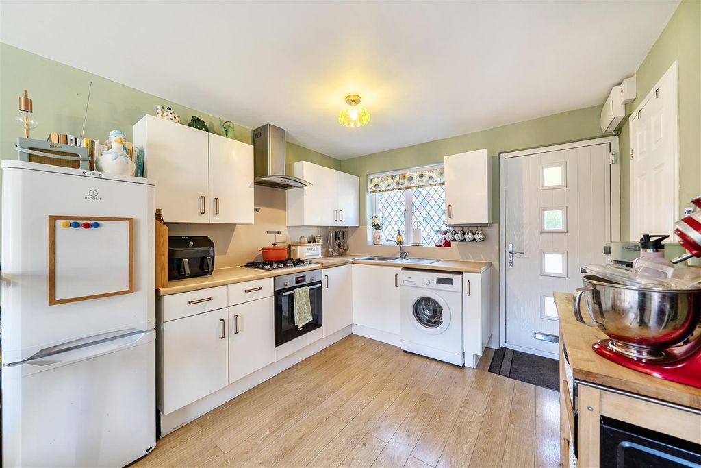 Property photo 3 of 18 Kitchen 3