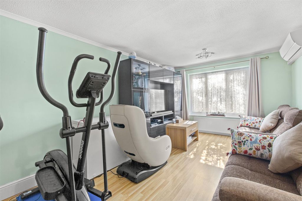 Property photo 2 of 15 33 Brecon Way, Hp13 5Nn-4.Jpg