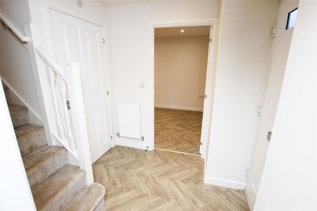 Property photo 2 of 18 Entrance Hall