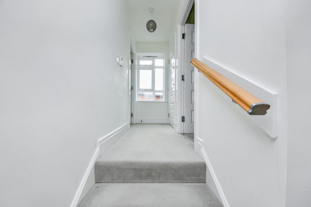 Property photo 3 of 11 6 Paris Court Stoke-On-Trent, Staffordshire, St1 3Gj