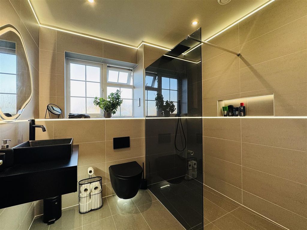 Property photo 2 of 22 Bathroom: