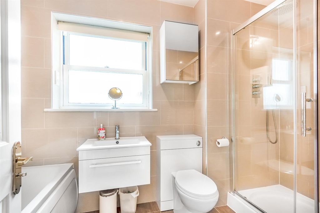 Property photo 3 of 26 Brickfield House - En-Suite.Jpg