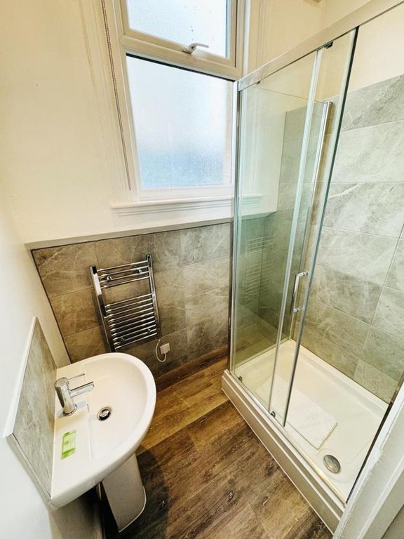Property photo 1 of 15 A Modern And Clean Bathroom Featuring A Spacious S...